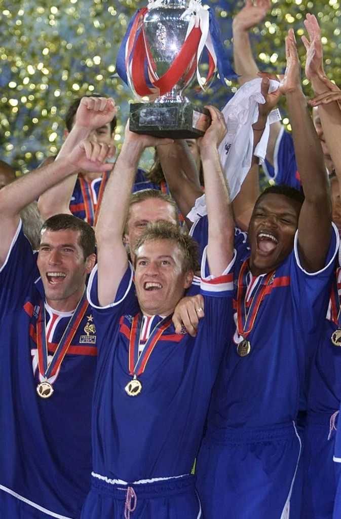 2000: Fußball-Frankreich kommt aus dem Jubeln nicht herraus. Die Mannschaft um Superstar Zinedine Zidane gewinnt unter Roger Lemerre als Trainer auch den Europameistertitel. Im Finale in Rotterdam setzt sich das Team durch ein Golden Goal von David Trezeguet mit 2:1 gegen Italien durch.