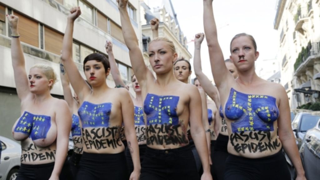 Marine Le Pen von der Front National spricht in Paris zur Europawahl. Das ruft die Aktivistinnen von Femen auf den Plan: Oben ohne und mit Hitlerbärtchen protestieren sie gegen die rechtsextreme Partei. 