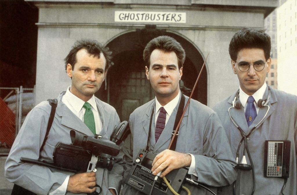 Der Klassiker: In der Geisterkomödie „Ghostbusters“ (1984, Regie: Ivan Reitmann) spielen Bill Murray, Dan Aykroyd und Harold Ramis (v. li.) die Ghostbusters, die mit allerlei futuristischen Equipment und Gadgets in den 1980er auf Gespensterjagd gingen.
