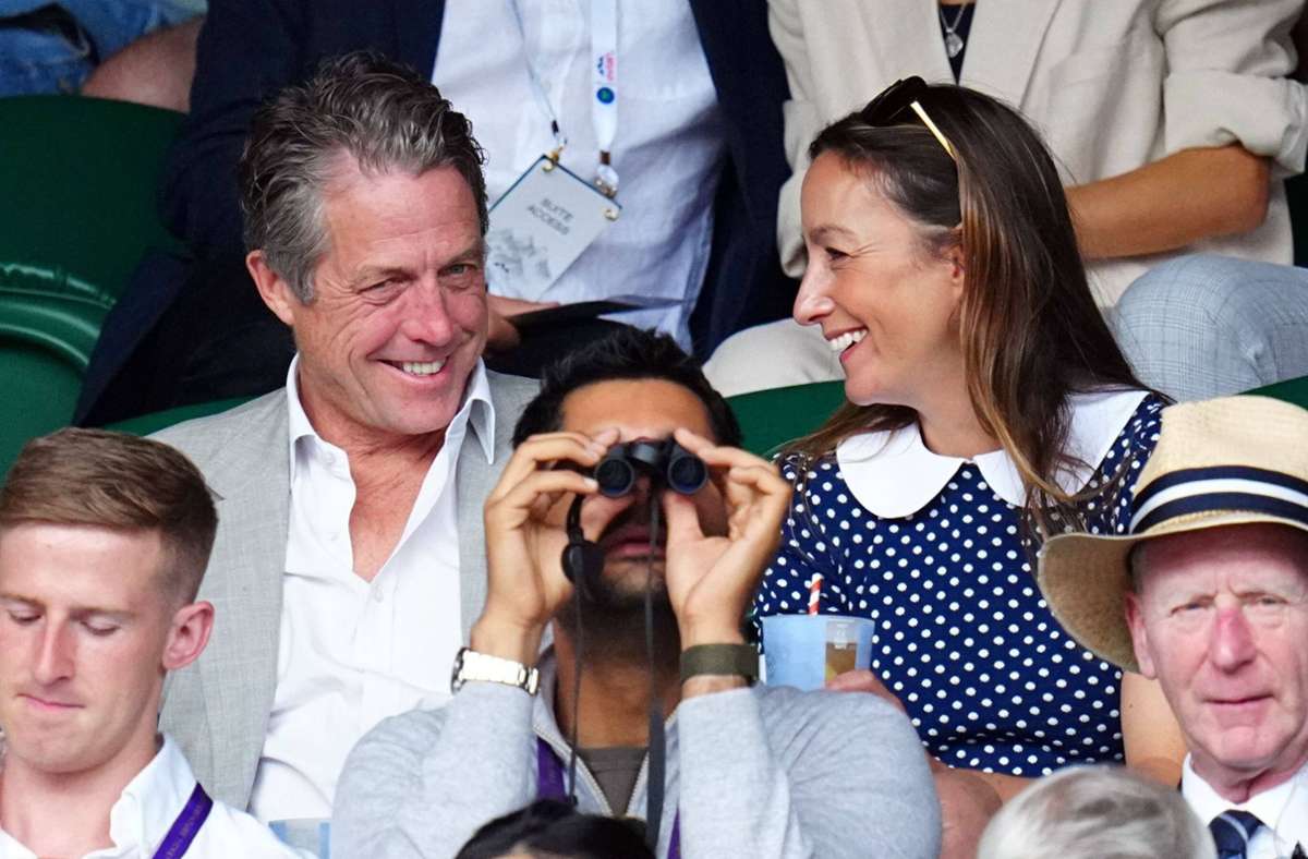 Die Prominenz kommt nach Wimbledon: Hier schauen der Schauspieler Hugh Grant und seine Frau Anna Eberstein Spitzentennis Foto: IMAGO/Shutterstock/IMAGO/Javier Garcia/Shutterstock
