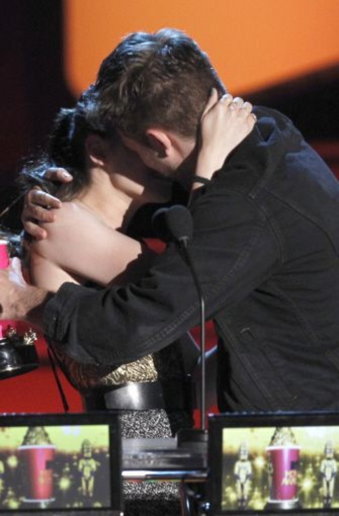 Ob Robert Pattinson und Kristen Stewart auch im wahren Leben ein Paar sind, darüber streiten sich die Geister. Wie um ihre Fans noch mehr zu verwirren, überraschten die beiden "Twilight"-Darsteller das Publikum der MTV Movie Awards im Juni 2010 mit einem leidenschaftlichen Kuss.