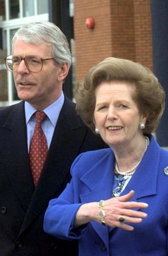 Als Thatcher 1990 abtrat und den Stab sowohl bei der konservativen Partei als auch in der Downing Street an ihren Nachfolger John Major abgab, mischte sie weiter kräftig mit. Major beschwerte sich später bitterlich, Thatcher habe seine Regierung regelrecht unterminiert.