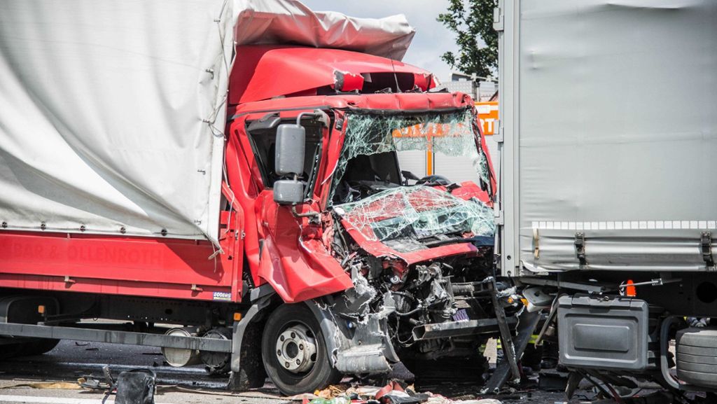 Unfall auf A8 Richtung München: Drei Lkw fahren ineinander – bis zu 25 Kilometer Stau