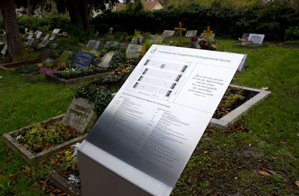 Der schräg stehende Grabstein prägt die Gräber der Brüdergemeindemitglieder.