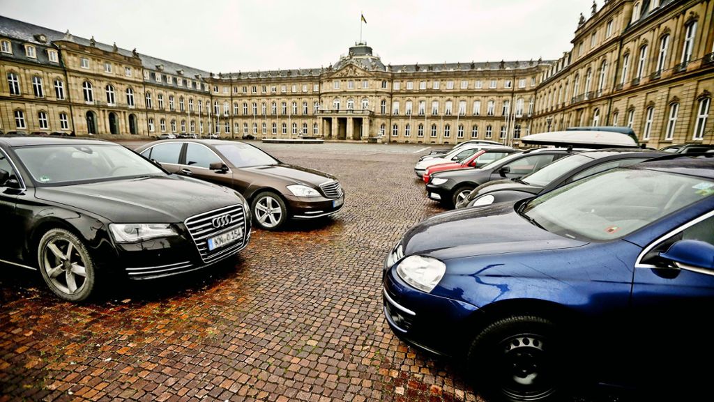 Parken vor  Neuem Schloss in Stuttgart: CDU: Autos müssen aus Ehrenhof raus