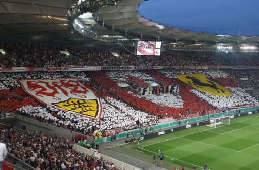 Mit dieser beeindruckenden Choreografie warteten die Fans des VfB Stuttgart am Abend des 17. April 2013 in der Cannstatter Kurve der ausverkauften Mercedes-Benz-Arena auf. Foto: Baumann