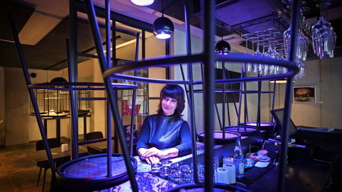  Die Friseurin Jutta Brändle hat mitten in der Coronapandemie eine Bar eröffnet – und bereits drei Schließungen überstanden. Jetzt kommt sie aber an ihre Grenzen. 