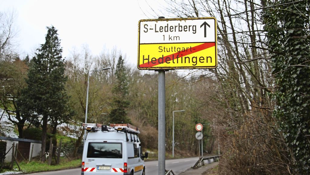 Verkehr in Hedelfingen: Erneuter Ruf nach Versetzung des Ortsschilds