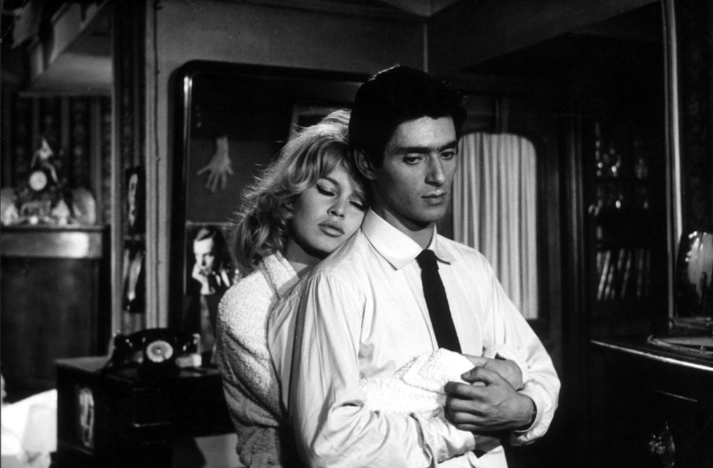 Die Beziehung zwischen Dominique Marceau (Brigitte Bardot) und Gilbert Tellier (Sami Frey) steht unter keinem guten Stern.