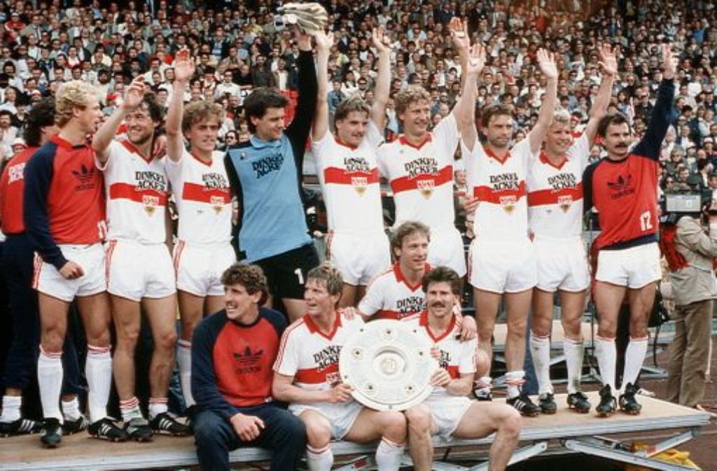 1984 ist für Fans des VfB Stuttgart ein besonderes Jahr: Sie dürfen die erste Deutsche Meisterschaft der Schwaben in der Fußball-Bundesliga - und dritte Deutsche Meisterschaft in der Vereinsgeschichte nach 1952 und 1954 - bejubeln. Nach einem 2:1 gegen Werder Bremen sichert sich der VfB bereits am vorletzten Spieltag die Meisterschale. Das letzte Spiel gegen den zweitplatzierten Hamburger SV hätten die Roten schon mit fünf Toren Unterschied verlieren müssen, um sich den Titel noch nehmen zu lassen.
