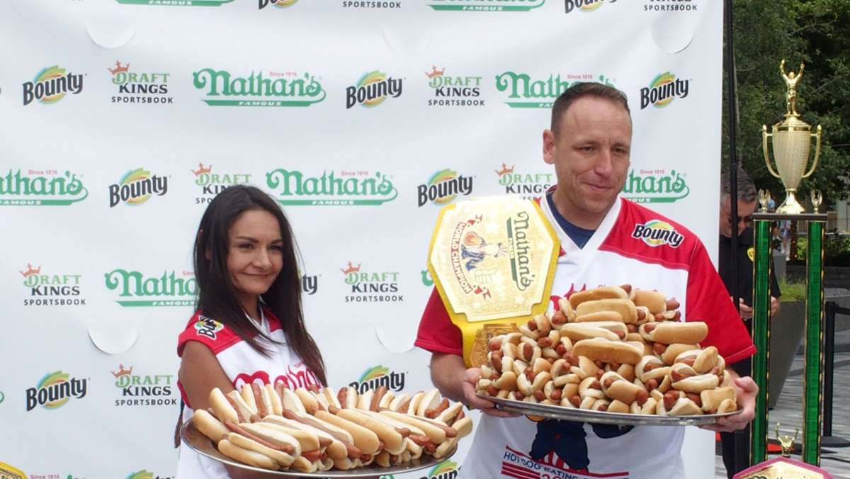 New York: Hotdog-Wettesser bricht seinen eigenen Rekord
