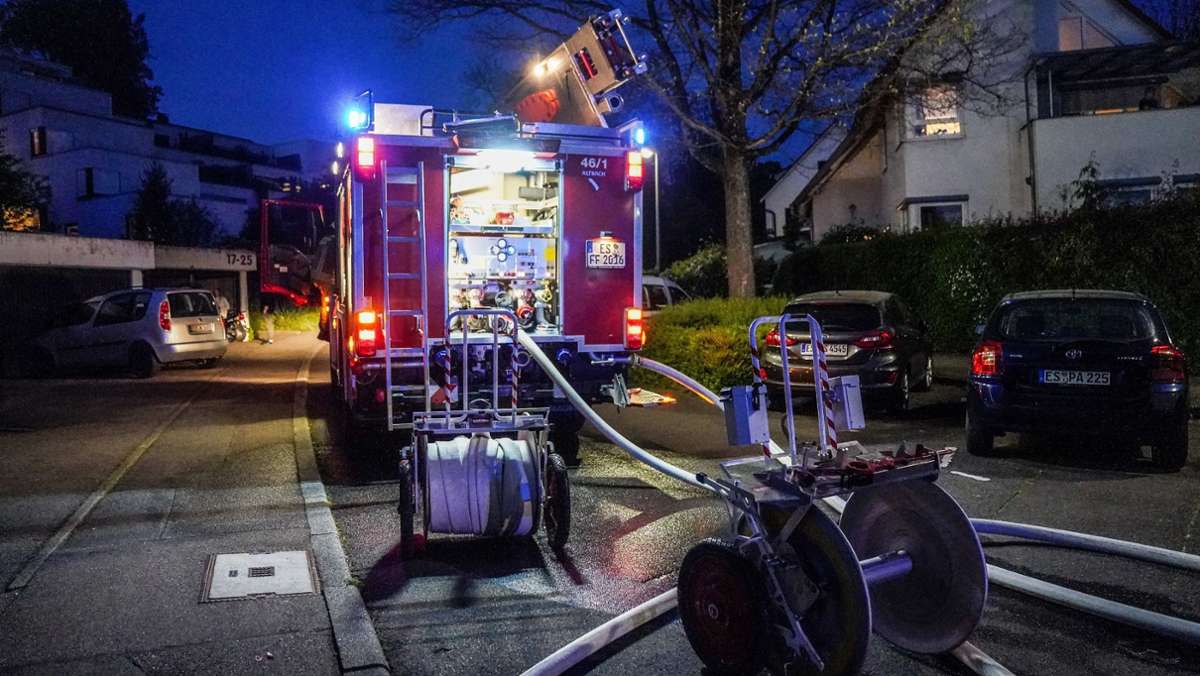 Feuer in Altbach: Brennender Mülleimer setzt Garage in Brand