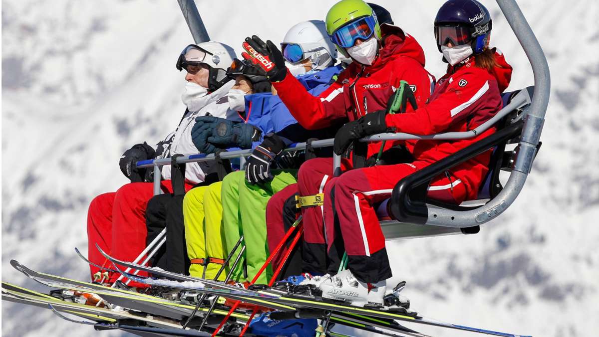  Der vergangene Winter war wegen Corona für Skifahrer ein Totalausfall. Jetzt stehen die Urlauber in den Startlöchern. Doch was geht in den Skigebieten und was nicht? 