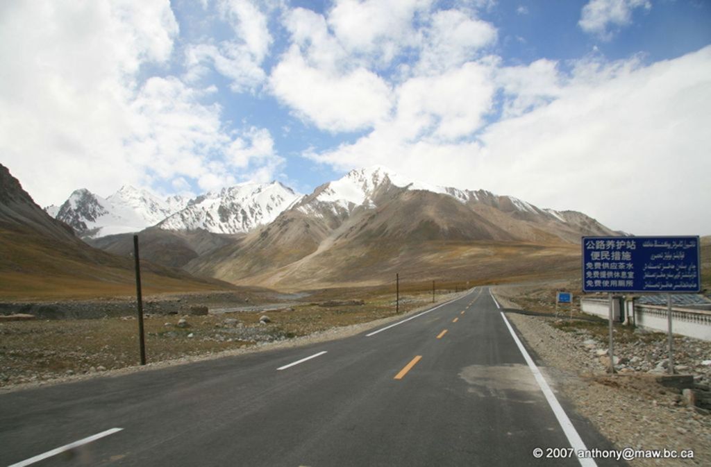 Karakorum-Highway (China, Pakistan): Der Karakorum-Highway ist eine internationale Fernstraße, die Kaxgar im autonomen Gebiet Xinjiang (Westchina) mit Havelian im Nordwesten Pakistans verbindet. Die Straße führt auf 1284 Kilometer entlang der Gebirge des Pamir, Karakorum, Himalaya und Hindukusch und ist im Winter nicht befahrbar.