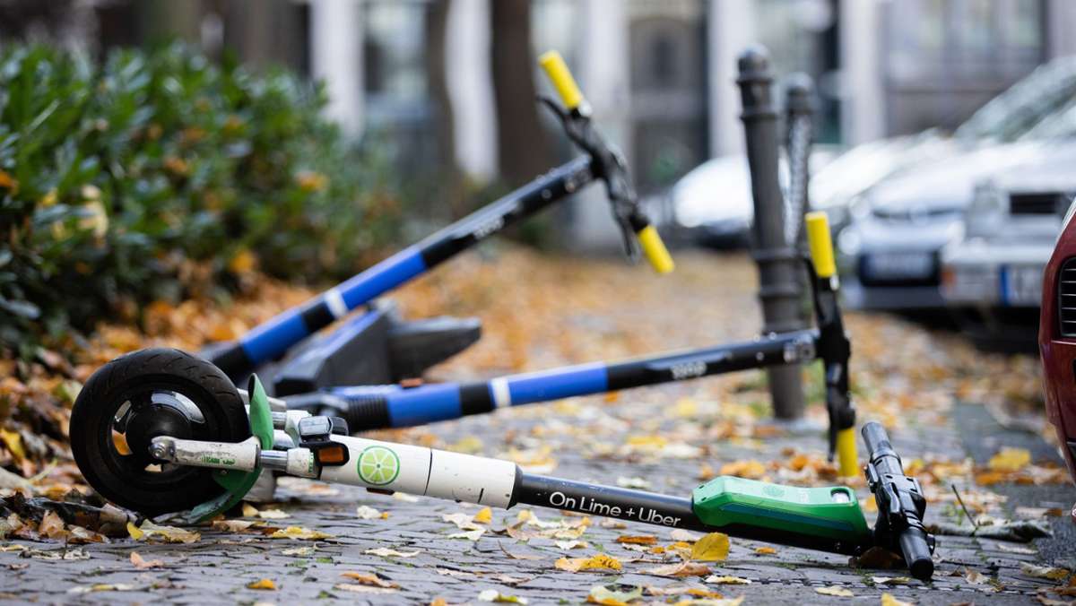 Betrunken auf dem E-Scooter: Drei Schwerverletzte in Stuttgart