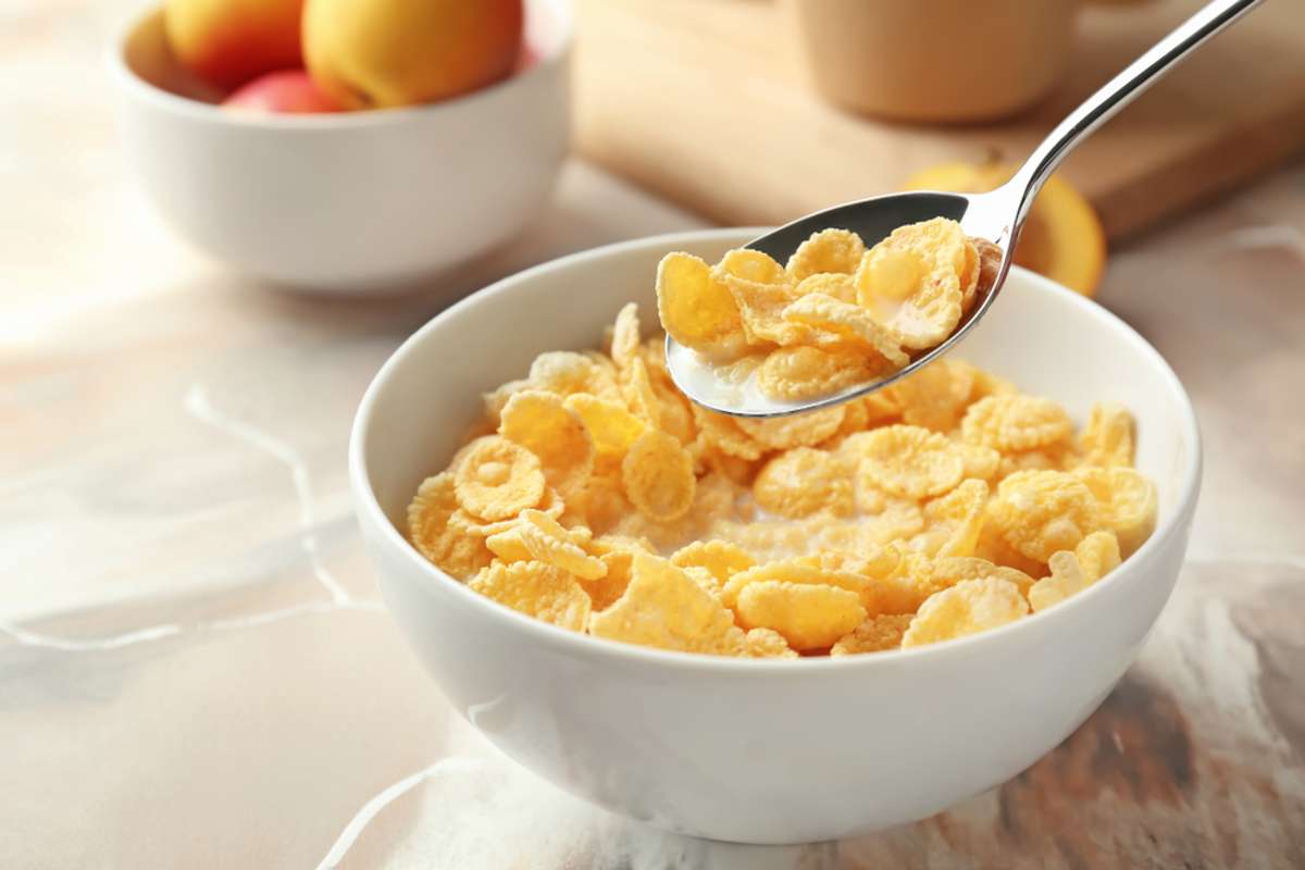 Cornflakes entstehen aus gekochtem und gewalztem Mais, der anschließend getrocknet wird.  Foto: Shutterstock/ Pixel-Shot