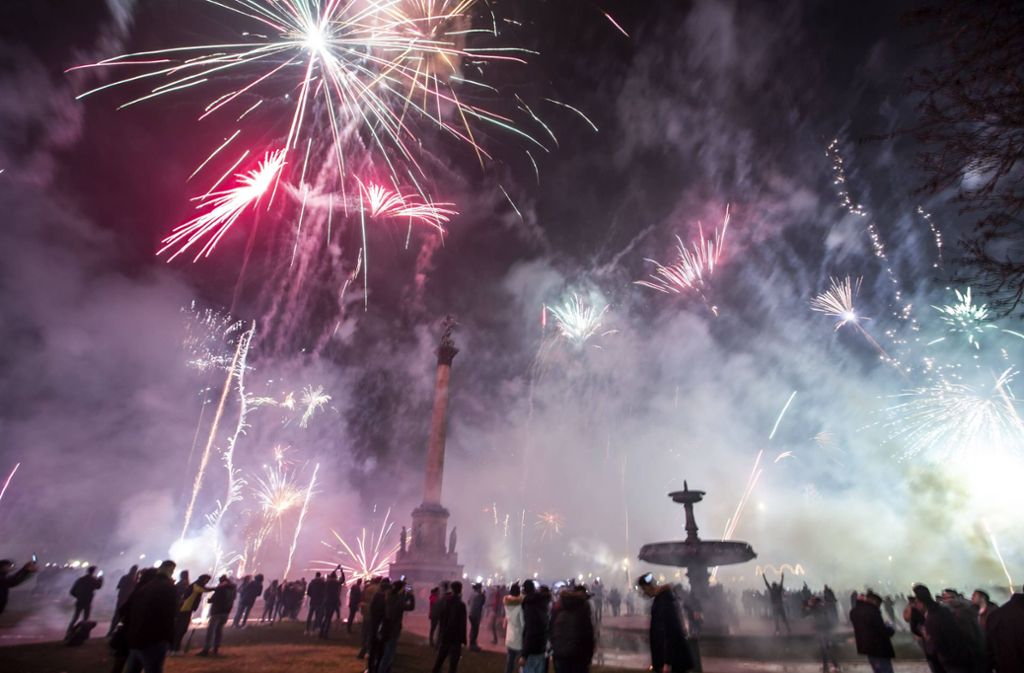 Mit Böllern und Raketen begrüßten die Menschen das neue Jahr.