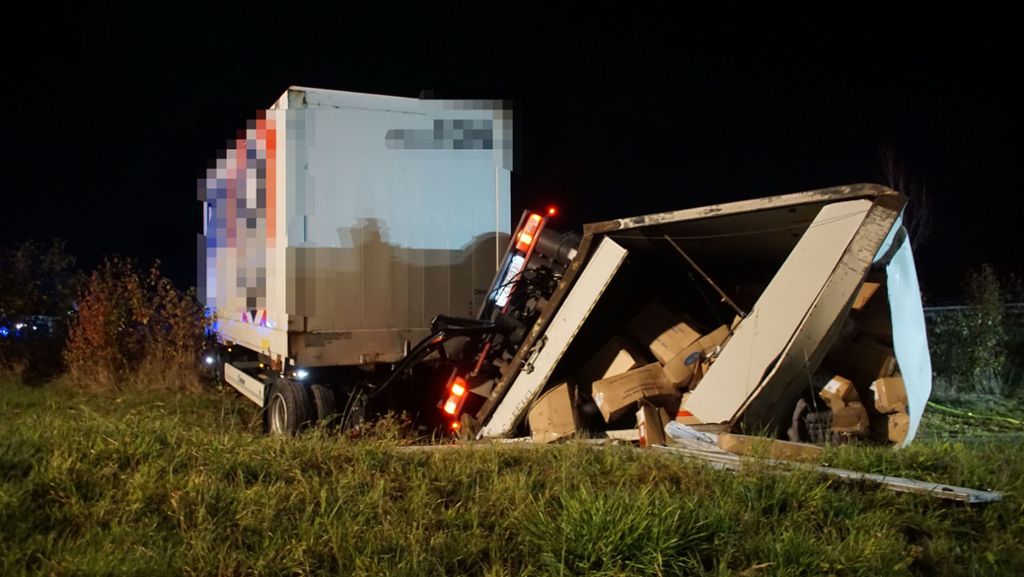 Bei Jettingen: Lastwagen durchbricht Leitplanke –  Fahrer schwer verletzt