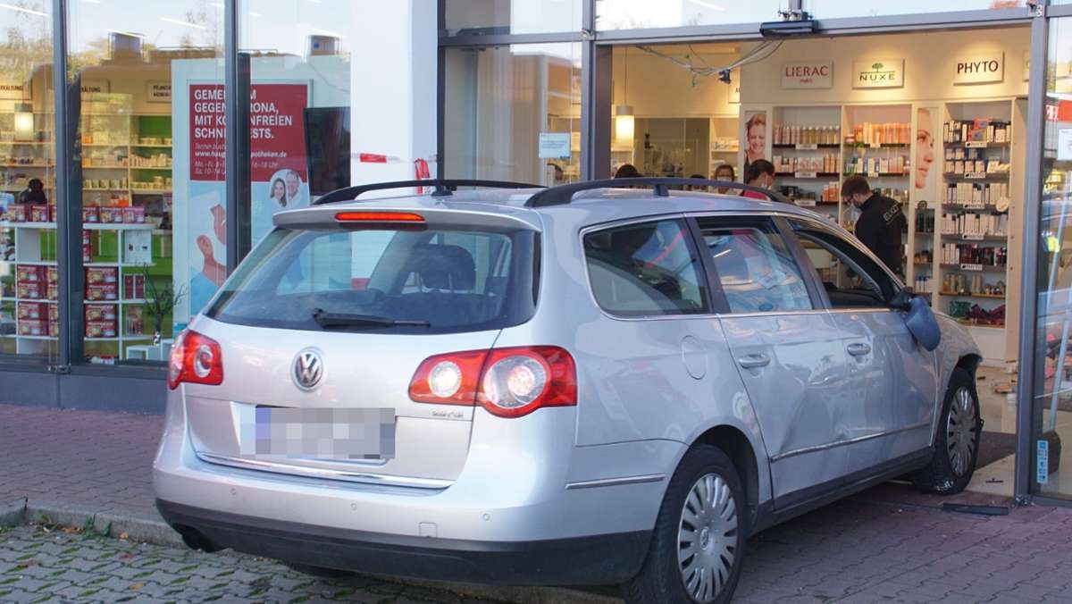 Unfall in Pforzheim: Autofahrer  kracht in Apotheke