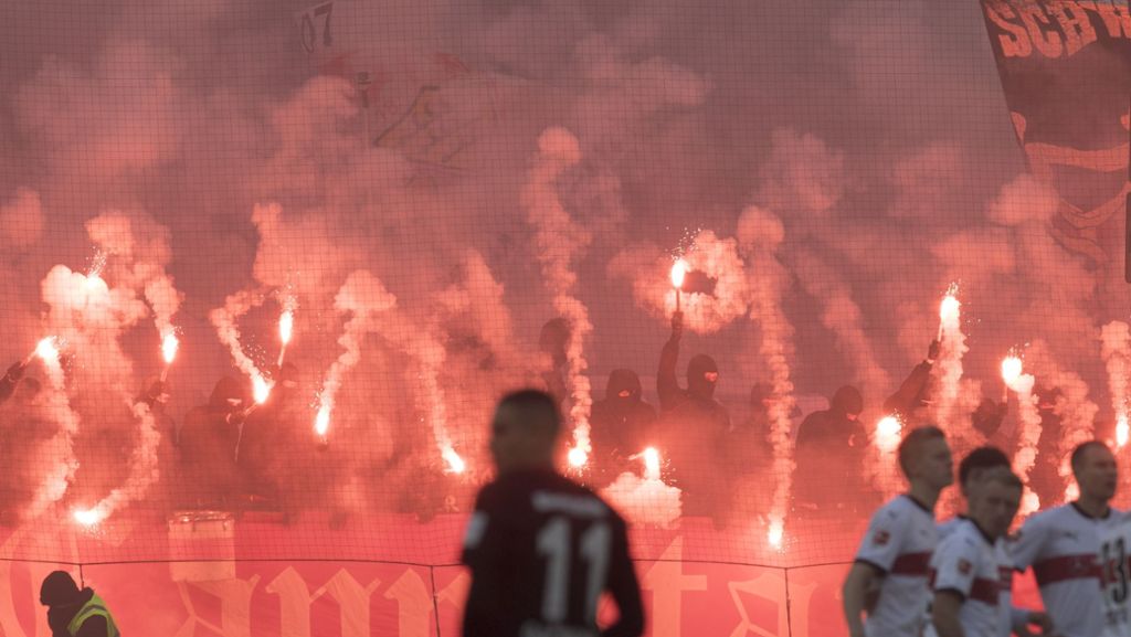VfB Stuttgart gegen Eintracht Frankfurt: Nach Pyrotechnik in der Cannstatter Kurve ermittelt die Polizei