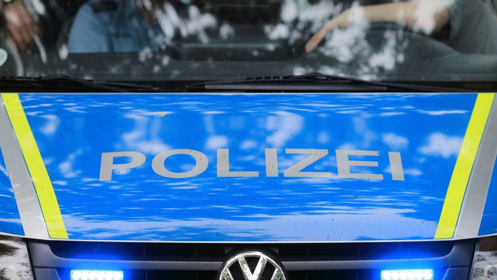 Stuttgart-Weilimdorf: Polizei muss 60-Jährige aus Auto befreien