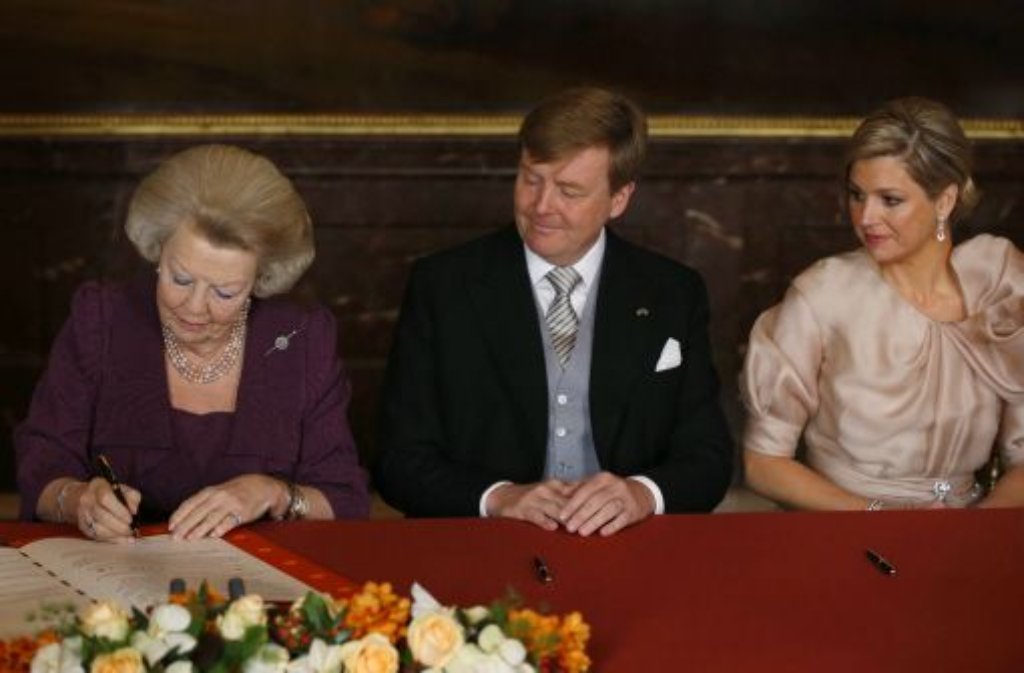Beatrix unterzeichnet die Abdankungsurkunde.