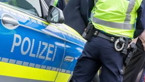 Stuttgart-Bad Cannstatt: Steine auf Polizeibeamte, Autos und Kiosk geworfen – Zeugen gesucht