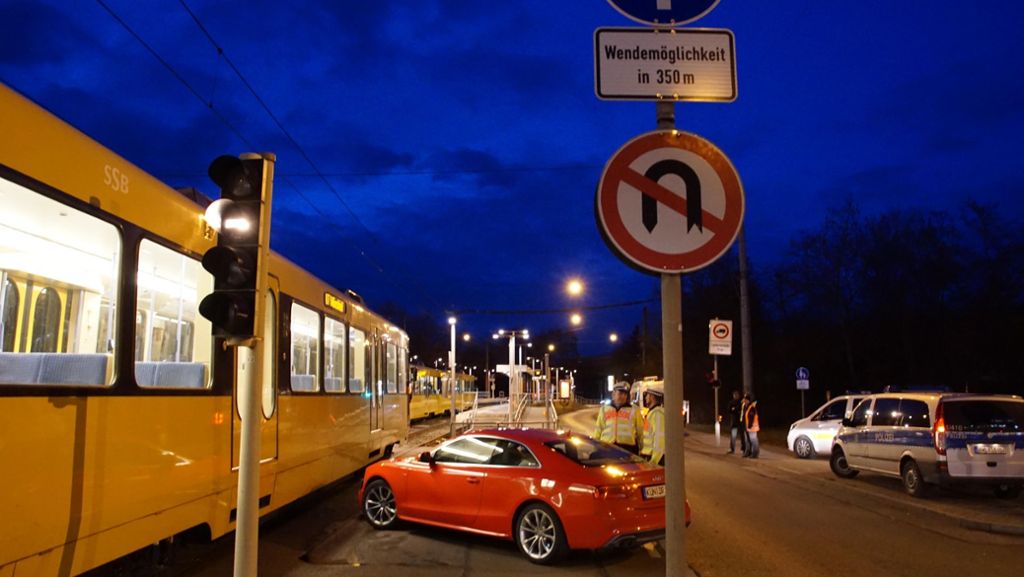 Stuttgart: Kollision mit Stadtbahn bei verbotenem Wendemanöver