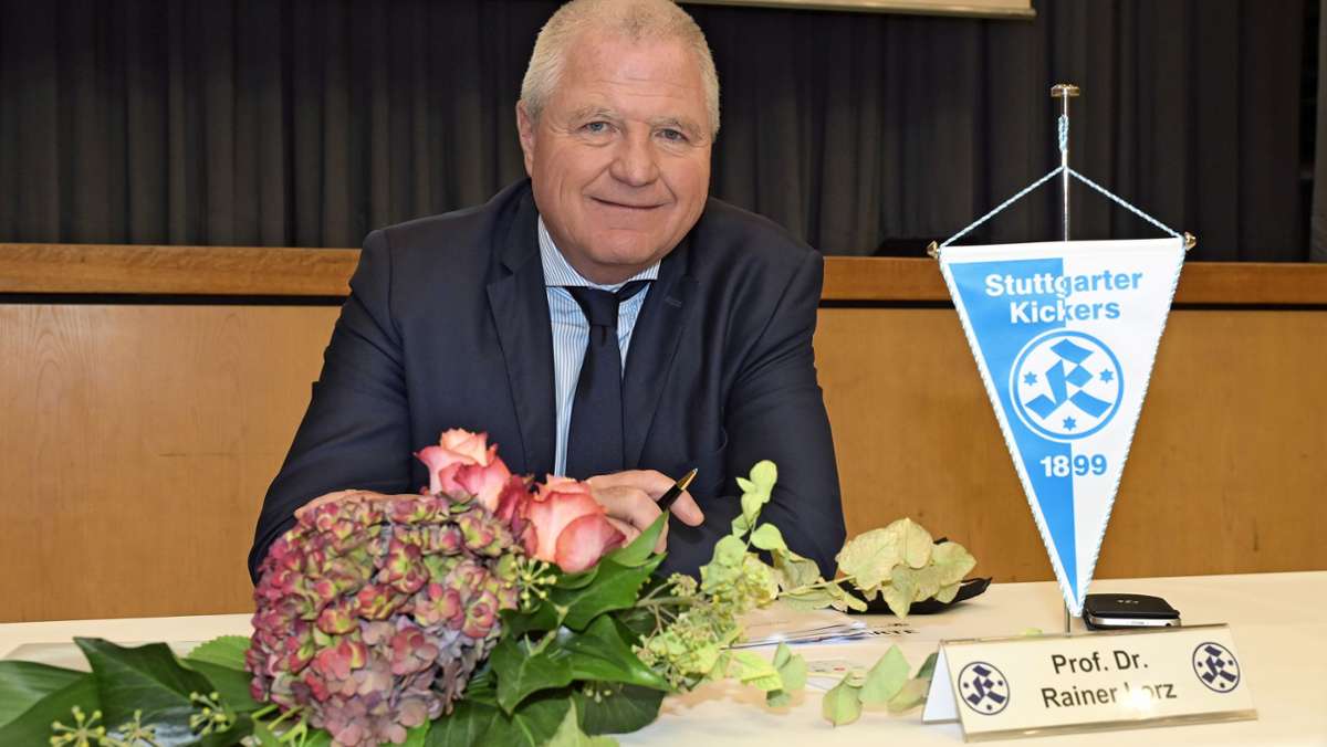  In einer harmonischen Mitgliederversammlung verkünden die Stuttgarter Kickers einen Jahresüberschuss von 251 000 Euro. Christian Steinle ist neuer Aufsichtsratschef, Rainer Lorz bleibt Präsident. 
