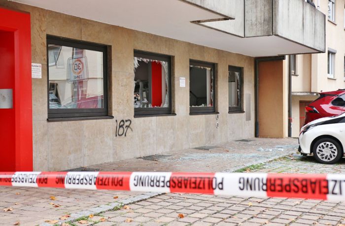 Explosion im Ostalbkreis: Unbekannte sprengen Geldautomaten und fliehen