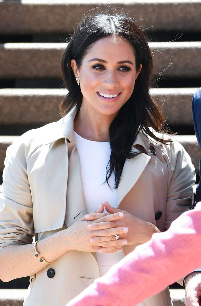 Auf ihrer königlichen Tour durch Australien kombinierte Herzogin Meghan mehrmals diese Ohrringe zu einem goldenen Armreif mit blauen Steinen, der ebenfalls Harrys Mutter gehörte.
