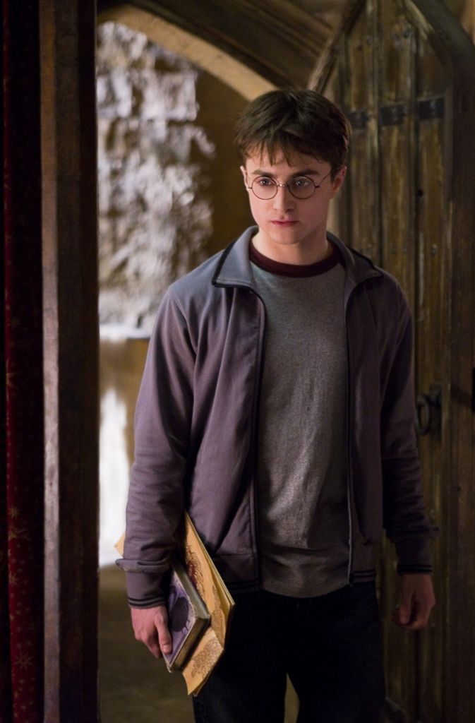 Das letzte Kostüm entspringt der Harry-Potter-Reihe von J.K.Rowling. Sie benötigen eine runde Brille, dunkle, einfarbige Klamotten und das wichtigste Accessoire, den Zauberstab. Dafür eignet sich selbstverständlich jede mögliche Art von Holzstab. Die Blitznarbe auf der Stirn ist ebenfalls unverzichtbar, diese kann mit Schminke ganz einfach aufgemalt werden.