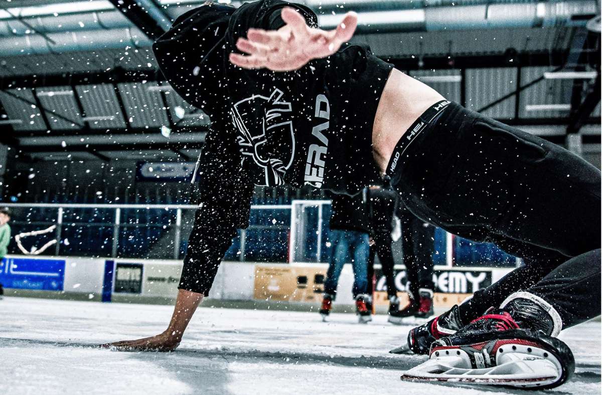 Jede Menge akrobatische Einlagen und Sprünge können Eislauffreunde bei den Battles der Ice-Freestyler sehen. Foto: Icerad/Marc Gruber