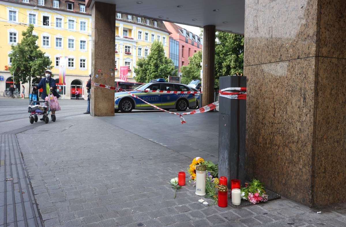 In der Würzburger Innenstadt wurden Blumen und Kerzen niedergelegt. Foto: dpa/Karl-Josef Hildenbrand