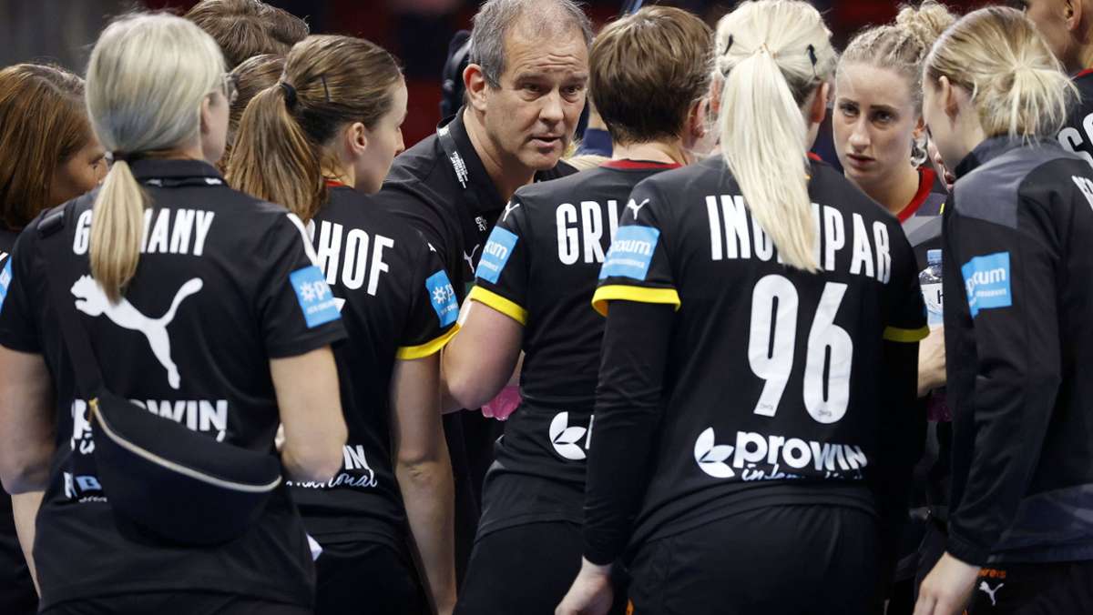  An diesem Donnerstag starten die deutschen Handballerinnen mit der Partie gegen Tschechien in die WM in Spanien. Wir stellen den Kader von Bundestrainer Henk Groener in einer Bildergalerie vor. 