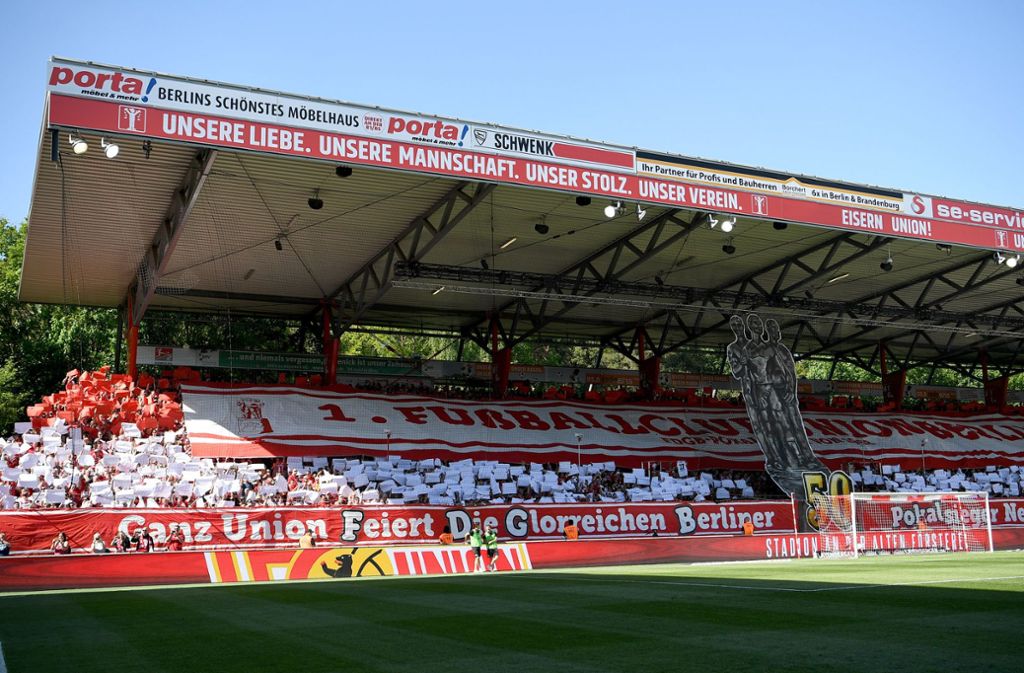 Der 1. FC Union Berlin spielt im Stadion an der Alten Försterei, das einst mit der Hilfe der Fans umgebaut worden ist. Rund 22 000 Zuschauer finden darin Platz. Die enge Atmosphäre ist gefürchtet.