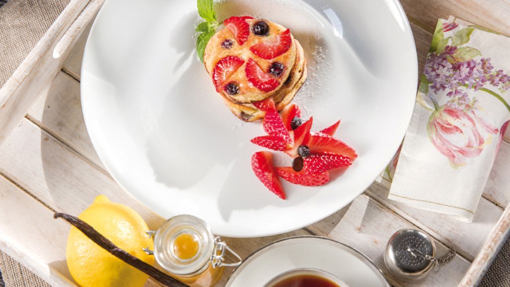 Dessert: American Pancakes mit Erdbeeren, Blaubeeren und Zitronenmarmelade