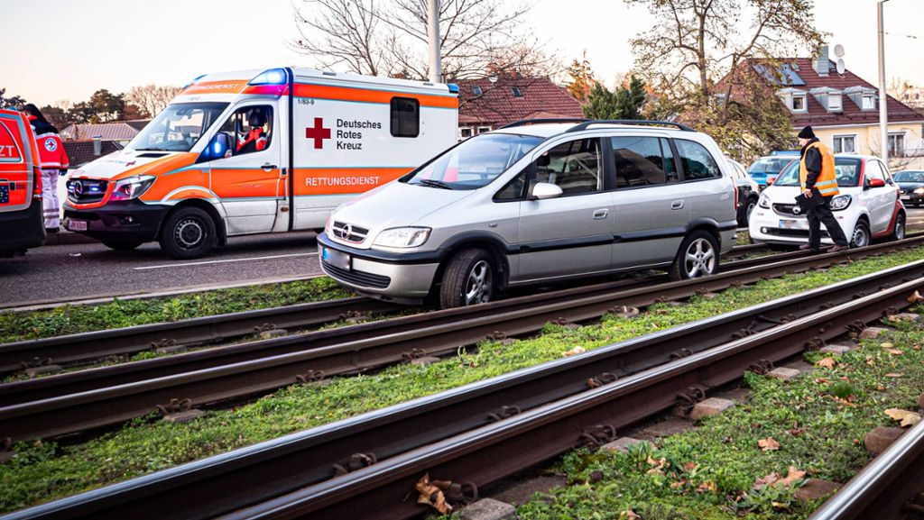 Unfall in Stuttgart: Zwei Autos landen auf den Gleisen – Mann muss notärztlich versorgt werden