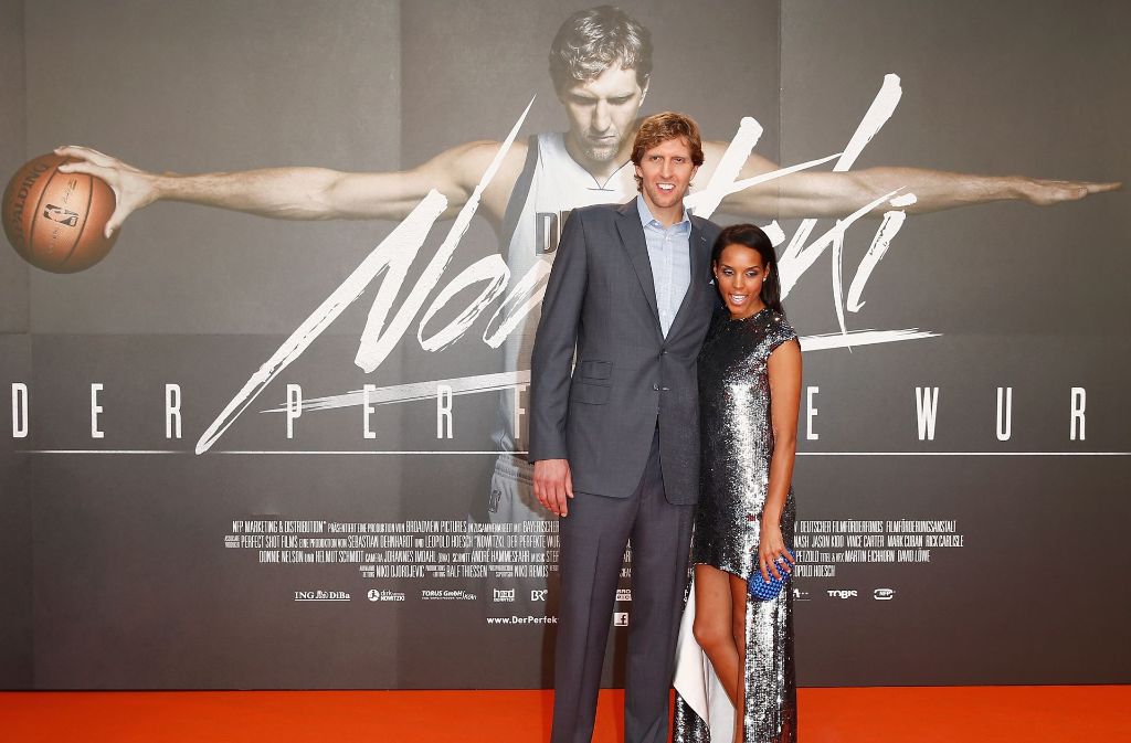 Mit seiner Ehefrau Jessica bei der Premiere des autobiografischen Kinofilms „Nowitzki“, der perfekte Wurf.