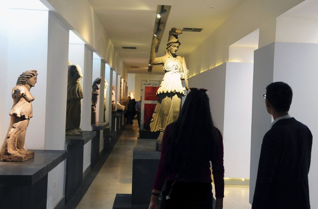 Besucher betrachten antike Artefakte während der Wiedereröffnungszeremonie für das Syrische Nationalmuseum.