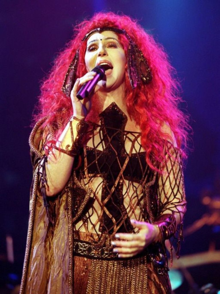 1999 wird Cher als stilprägend in der Modewelt mit dem "Fashion-Oscar" ausgezeichnet, bis dahin schafft sie es sechsmal auf das Titelblatt der US-Vogue.