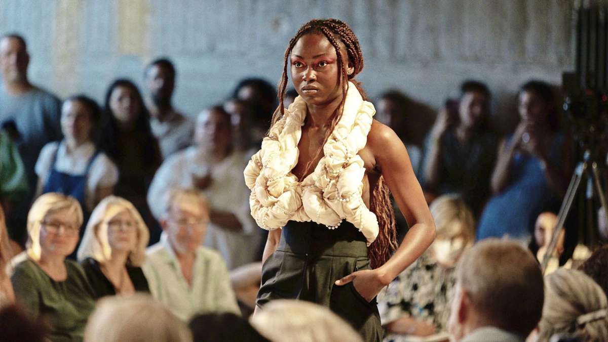 Fashionshow der staatlichen Modeschule Stuttgart: Das Drüber zeigt fast alles  vom Drunter
