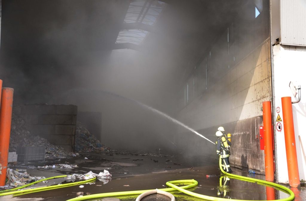 Das Feuer breitete sich in einer Halle des Betriebes in der Beihinger Straße aus.