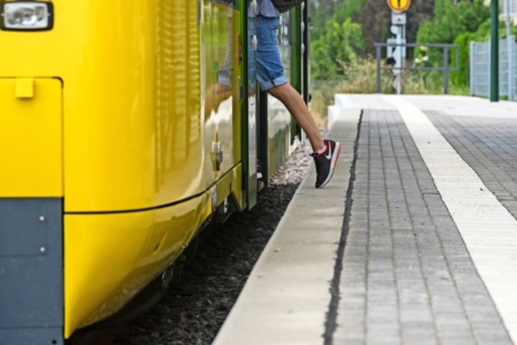 Ein Spalt von immerhin  23 Zentimetern klafft zwischen den Waggons der Strohgäubahn und dem Bahnsteig in Münchingen-Rührberg. Foto: factum/Weise