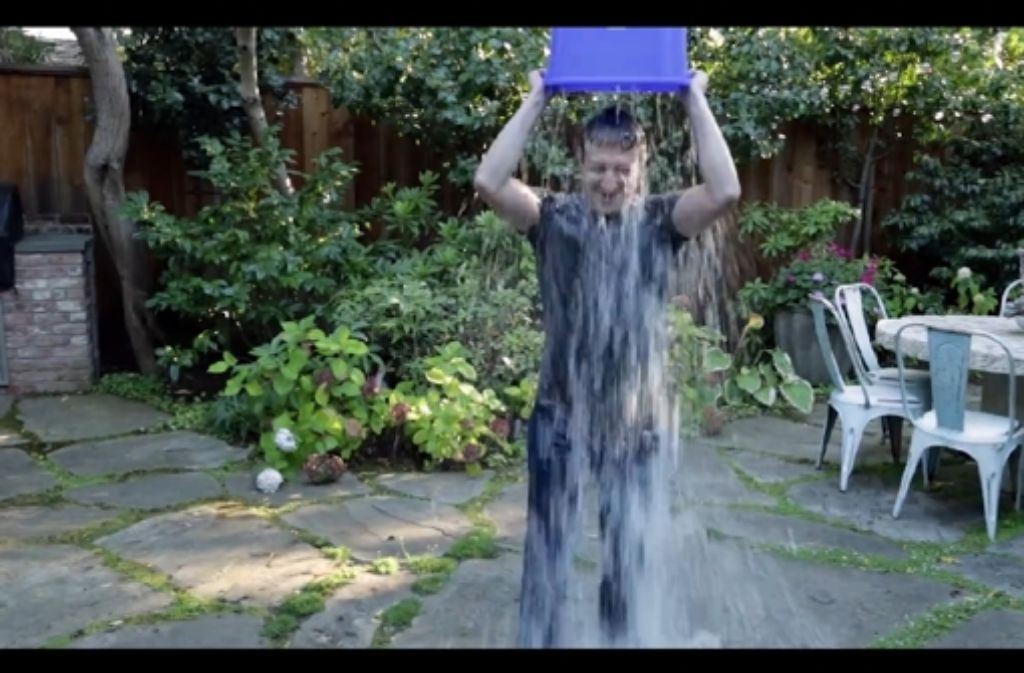 Der Facebook-Gründer Mark Zuckerberg übergoss sich mit Eiswasser: „That was really cold“. Foto: Screenshot