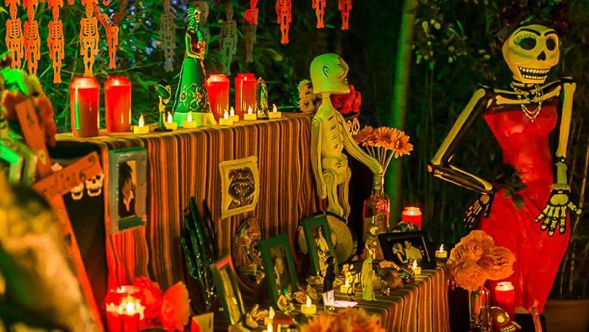 Während der Rest der Welt Süßes oder Saures spielt, wird in Mexiko der kunterbunte Tag der Toten gefeiert. Karla Gallardo und Thorsten Schwämmle holen das Spektakel seit zehn Jahren nach Stuttgart – und feiern an Halloween ein rauschendes Jubiläumsfest in den Wagenhallen.