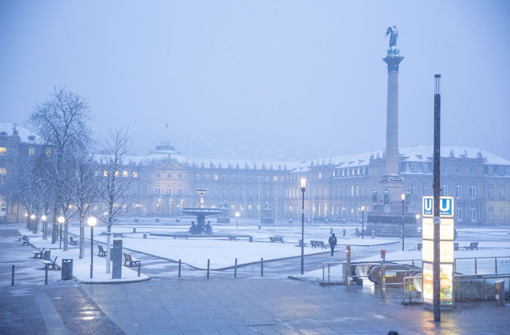 Der Schlossplatz mit leichter Schneedecke bedeckt
