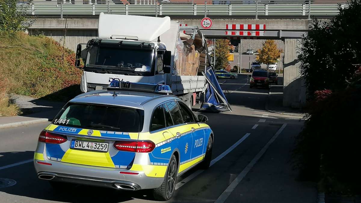 Vorfall in Magstadt: Lastwagen steckt unter Eisenbahnbrücke fest