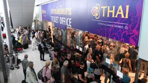 Tausende Urlauber sitzen am Flughafen von Bangkok fest