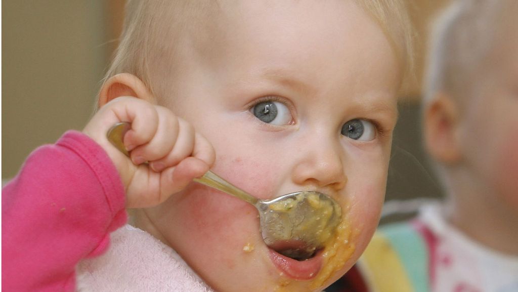 Ernährungsexperte im Interview: Gekaufter Babybrei ist nicht gut für Kinder